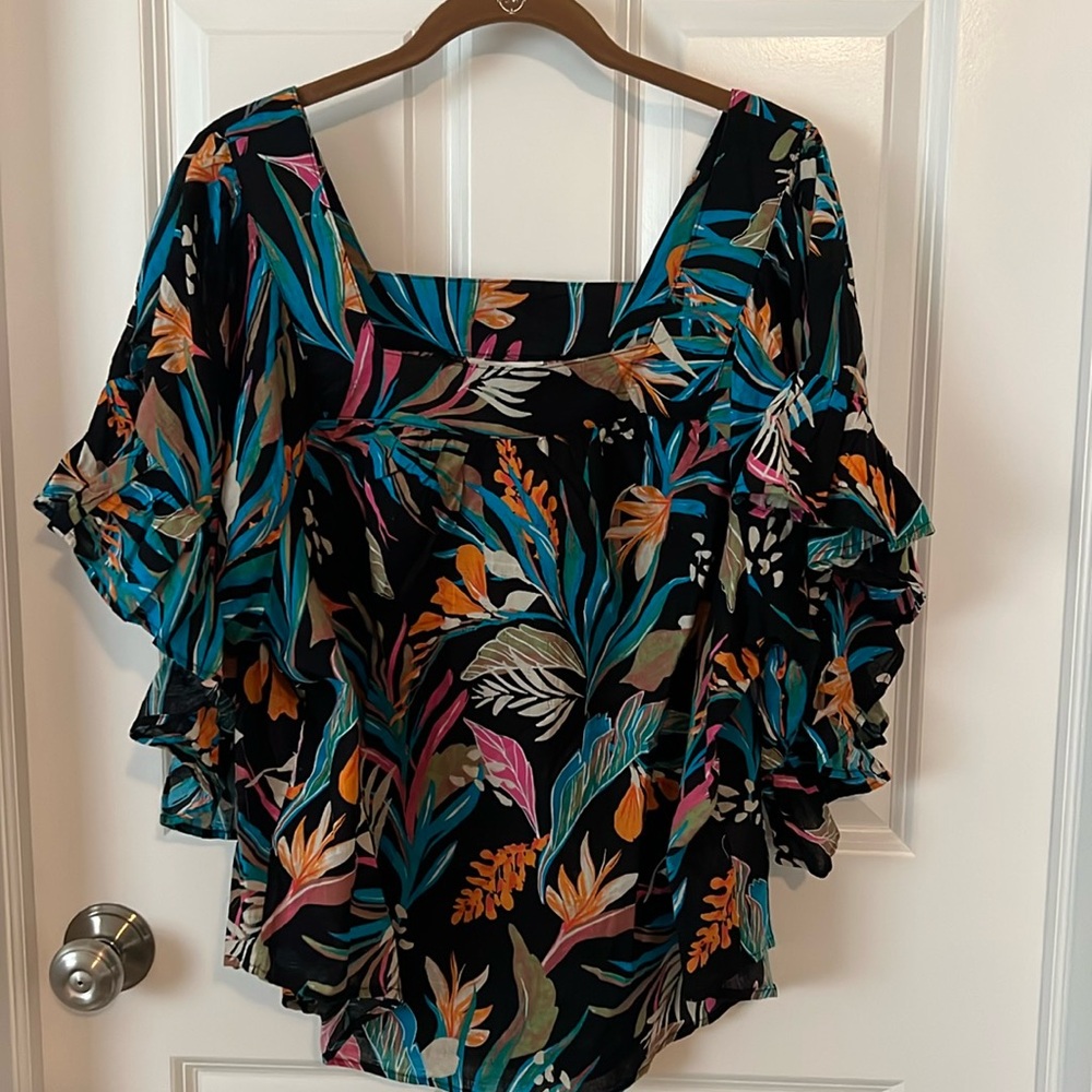 Terra & Sky Butterfly sleeve tropical print top.
Size 0x 14w